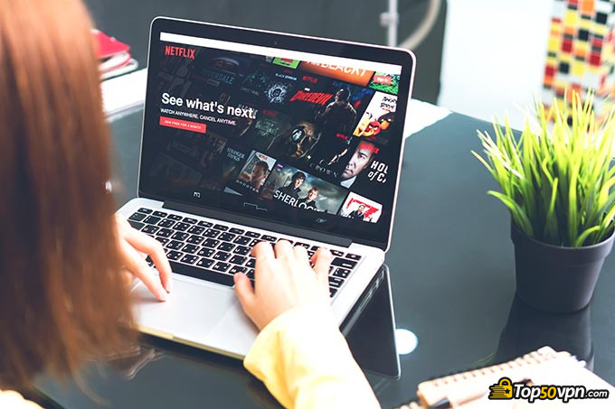 VPN Coronavirus: uma mulher assistindo ao Netflix.