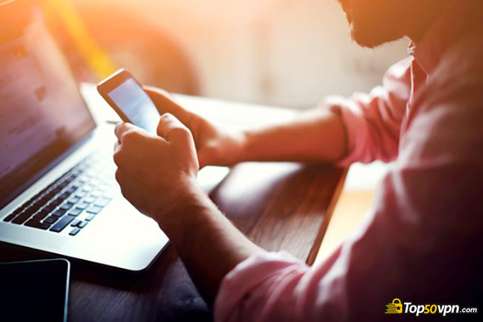 Diferentes tipos de VPNs: um homem digitando algo em seu telefone.