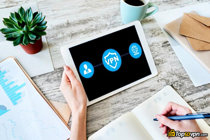 Diferentes tipos de VPNs: uma mulher escrevendo sobre VPNs.